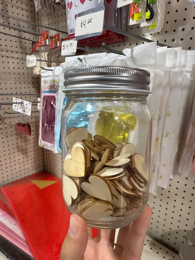 100 Corazones de Madera de 1 in en Frasco de Vidrio